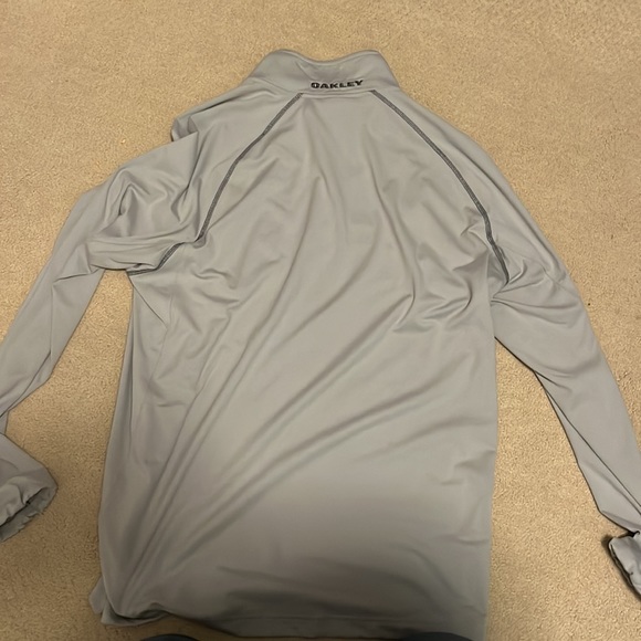 Oakley pull over not worn a lot no rips holes or stains! - Picture 3 of 3